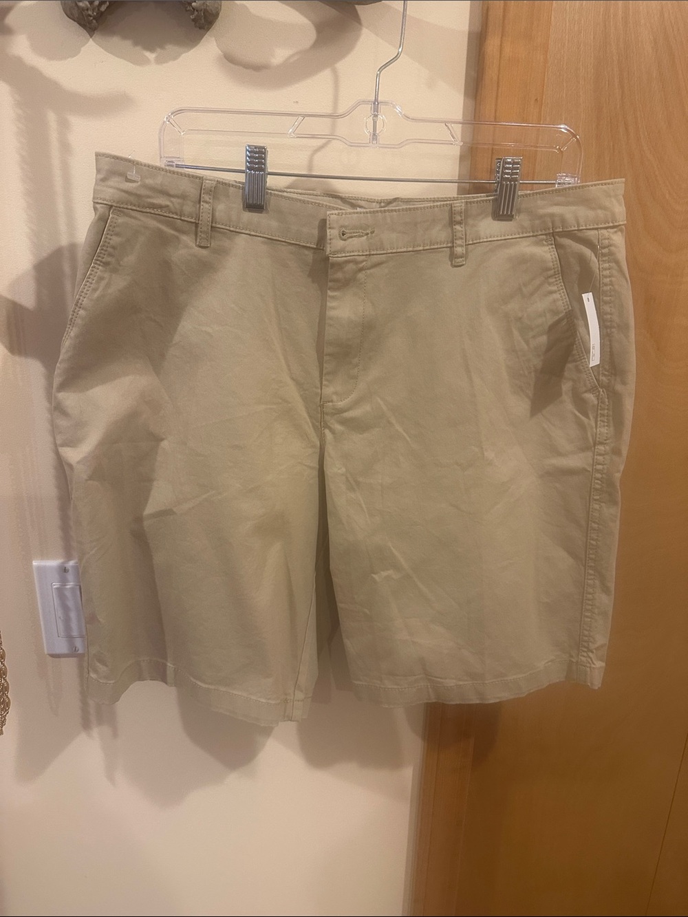 Amazon Essentials Women’s Khaki Brown Chino Shorts Size 16 NWT